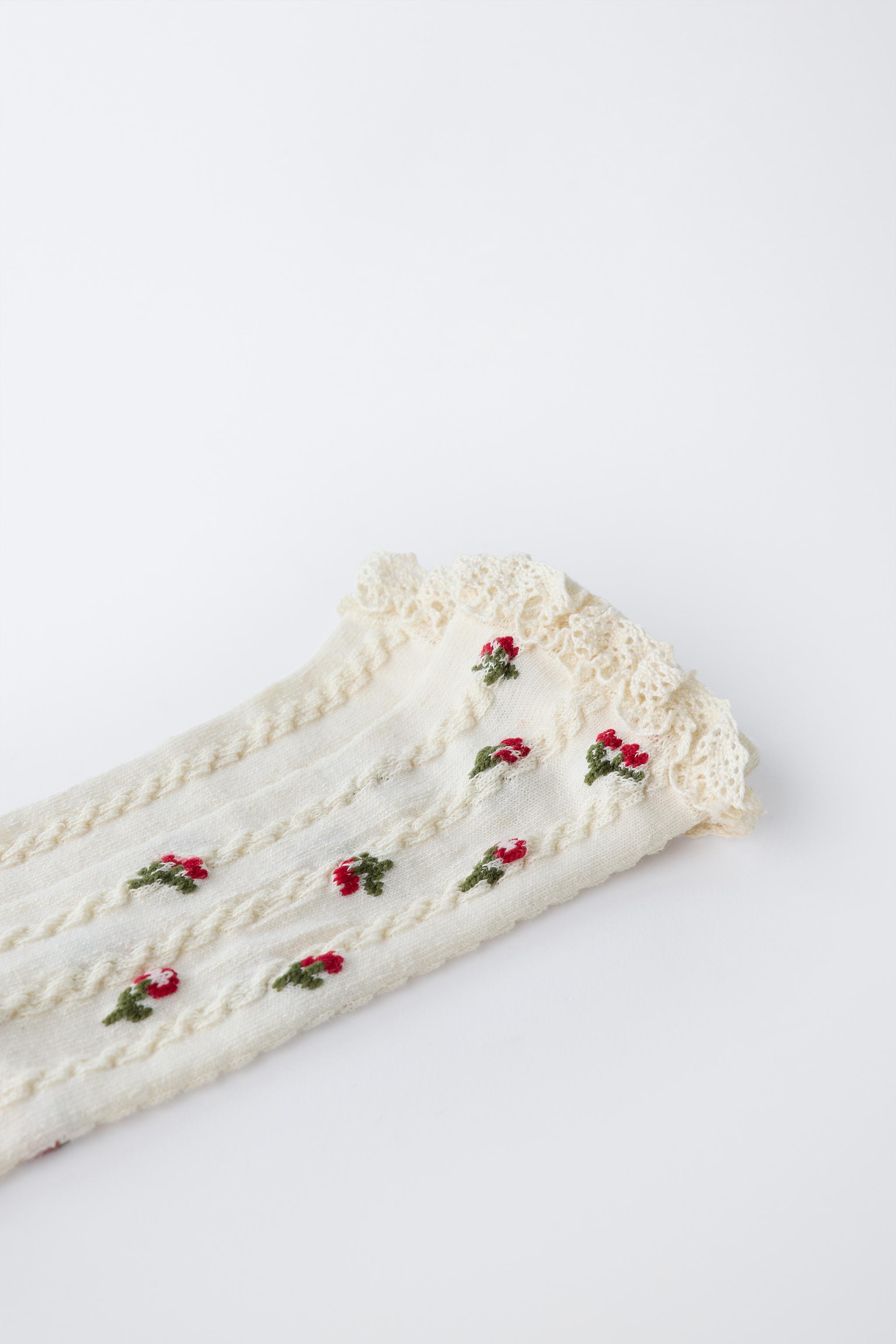 CHAUSSETTES ROMANTIQUES À FLEURS BRODÉES ET DENTELLE